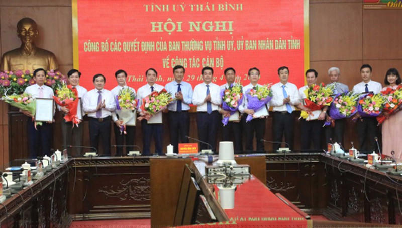 Thường trực Tỉnh ủy Thái Bình trao quyết định và tặng hoa các cán bộ được điều động, bổ nhiệm. Ảnh: Thành Tâm/Báo Thái Bình.