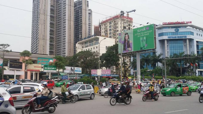 Một người đàn ông không đội mũ, đi ngược chiều, khiến tình cảnh càng hỗn loạn.