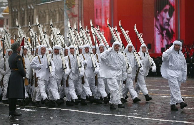 Phần diễu hành của các quân nhân trong quân phục, vũ khí năm 1941.