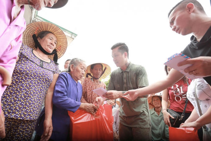 Ca sĩ Tuấn Hưng v&agrave; MC Phan Anh trực tiếp trao qu&agrave; cho hơn 500 hộ d&acirc;n ở Quảng B&igrave;nh