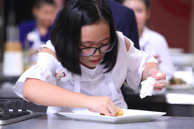 “Năm con 8 tuổi thì ba mẹ không còn ở với nhau, mẹ con một mình xoay sở nuôi 3 chị em nên con xin mẹ dạy con nấu ăn để giúp đỡ mẹ”, Minh Anh chia sẻ.