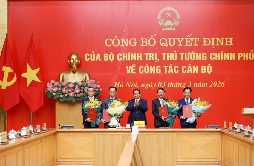 Thủ tướng tặng hoa các đồng chí mới được bổ nhiệm - Ảnh: VGP