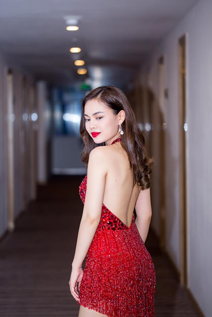 Giang Hồng Ngọc - Giải vàng The Remix 2015 diện chiếc đầm kim sa màu đỏ rực rỡ khoe trọn lưng trần căng mượt, nuột nà cùng vòng 1 gợi cảm chuẩn bị cho phần biểu diễn với những bản nhạc dance sôi động.