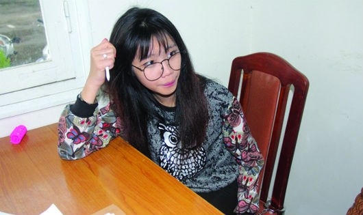 Tại cơ quan điều tra, Văn Kiều Thiên Ngân vẫn tạo dáng.