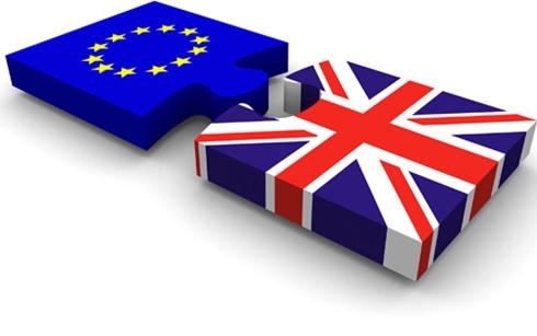 Ngày 24/6, "Cuộc hôn nhân” không hạnh phúc kéo dài 43 năm giữa Anh và Liên minh châu Âu (EU) cuối cùng đã “đứt gánh”.    Với tỷ lệ 51,9% số phiếu ủng hộ Brexit và 48,1% số phiếu phản đối, người dân Anh đã tự quyết định đặt dấu chấm hết cho “cuộc hôn nhân” này. Cùng ngày Thủ tướng Anh David Cameron đã tuyên bố từ chức sau thất bại trong canh bạc chính trị vì tin rằng người Anh sẽ chọn ở lại EU. (Ảnh: Reuters)