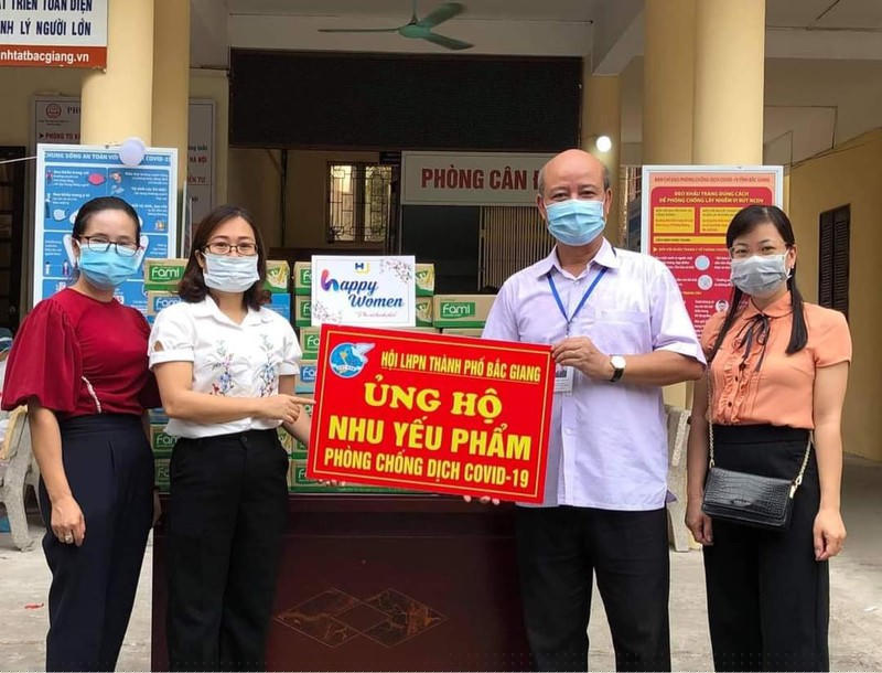 Hội LHPN TP Bắc Giang ủng hộ phòng chống dịch COVID-19 (Ảnh: CDC Bắc Giang)