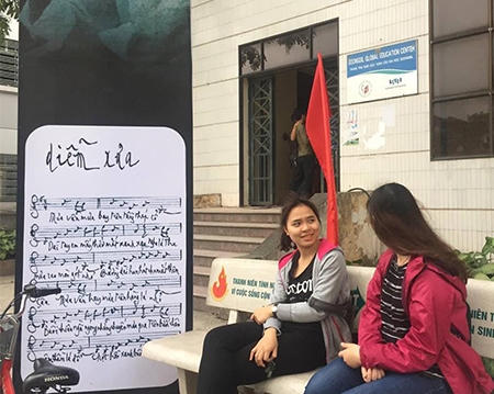 Trước giờ G điểm đêm nhạc thiện nguyện của ca sĩ Khánh Ly, nhiều sinh viên đang theo học tại ĐH Văn Hóa bày tỏ cảm xúc với “Đời cho ta thế”. Ảnh: Nguyễn Bảo.