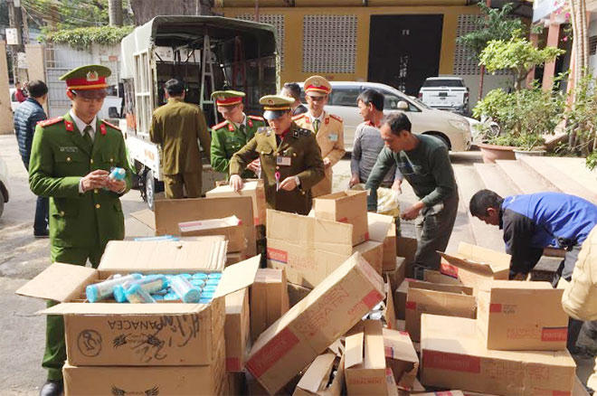 Lực lượng chức năng tiến hành kiểm tra lô hàng.