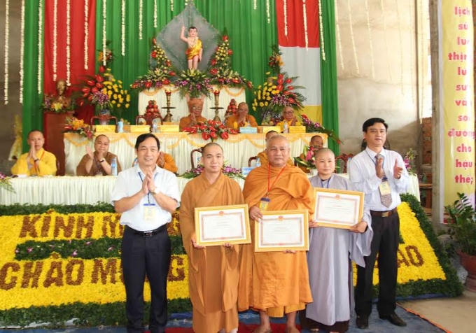 Tặng bằng khen tới các tập thể, cá nhân.
