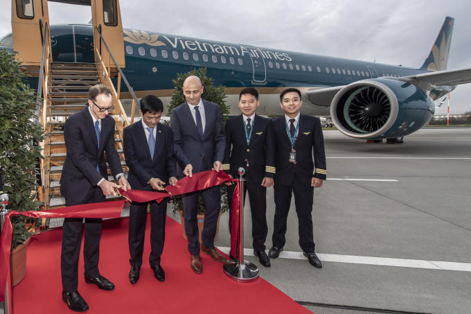Phó Tổng giám đốc Nguyễn Thái Trung cùng đại diện nhà sản xuất Airbus và công ty cho thuê máy bay Aviation Capital Group (ACG), chúc mừng chiếc A321neo đầu tiên gia nhập đội bay của Vietnam Airlines. Việc đầu tư cho dòng máy bay A321neo nằm trong chiến lược phát triển và nâng cấp đội máy bay thân hẹp hiện đại của Hãng.