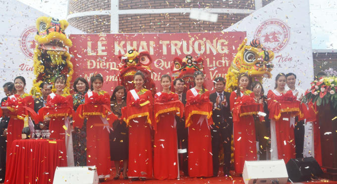 Cắt băng khánh thành.