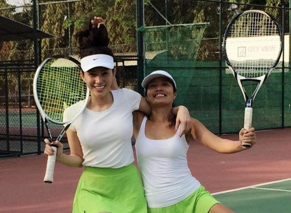 Lê Hà thích chơi tenis và xem đây là một cách tốt để giữ dáng và sả stress