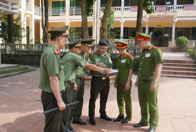 Công an làm nhiệm vụ tại một điểm thi ở Hòa Bình