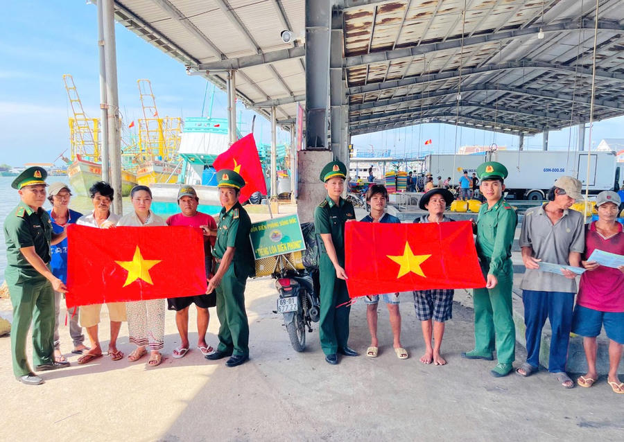 Đồn Biên phòng Sông Đốc phối hợp với địa phương, ngư dân tuyên truyền phòng, chống khai thác thủy sản bất hợp pháp (IUU), phát hơn 100 tờ rơi, infographic và trên 1.000 lá cờ Tổ quốc.