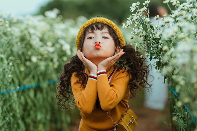 Tan chảy với mẫu nh&iacute; H&agrave; Th&agrave;nh dạo chơi trong vườn c&uacute;c họa mi