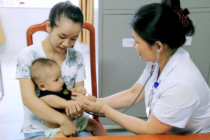 Bệnh nhi bị tay chân miệng đang được điều trị tại BV Đa khoa Phú Thọ