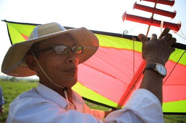 Thời tiết ngoài trời có lúc lên đến 39 độ C, nhưng các cụ cao niên vẫn vui vẻ mang diều ra cánh đồng thôn Đan Tảo để dự thi.