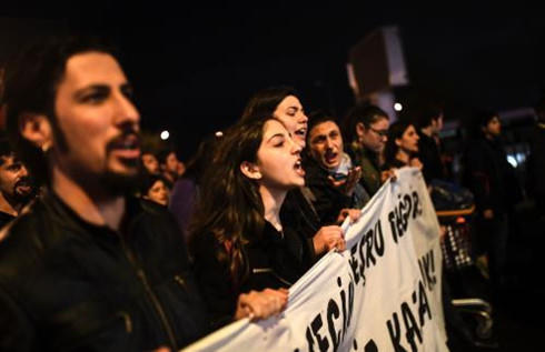 Thổ Nhĩ Kỳ: Biểu tình quy mô lớn phản đối kết quả trừng cầu ý dân. Ảnh: AFP/TTXVN.