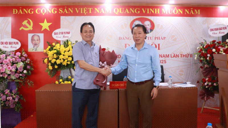 Bí Thư Đảng ủy, Tổng Biên tập Báo Pháp luật Việt Nam Đào Văn Hội thay mặt Đảng bộ chúc mừng đồng chí Đặng Ngọc Luyến - nguyên Bí Thư Đảng ủy Báo Pháp luật Việt Nam đã nghỉ hưu theo chế độ.