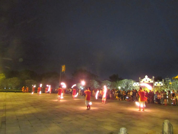 Màn múa lửa đặc sắc.