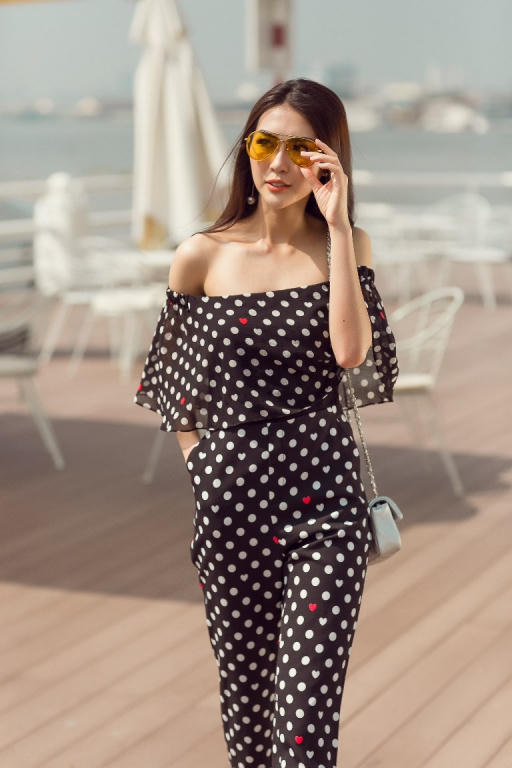 Với họa tiết chấm bi, bạn có thể biến hóa nhiều phong cách, khi ngọt ngào, nhẹ nhàng, lúc trẻ trung, sôi nổi. Họa tiết chấm bi dễ dàng mix cùng nhiều thiết kế khác nhau mà không hề nhàm chán. 