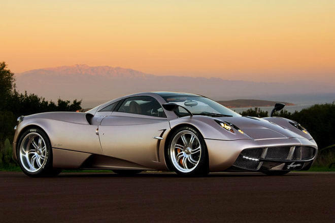 Xếp thứ 3 là sản phẩm mang tên Pagani Huayra đầy tâm huyết của Horacio Pagani. Horacio Pagani được ví như Steve Jobs trong thế giới ôtô. Dù là chi tiết nhỏ nhất cũng không hề bị bỏ qua mà không chăm chút. Tất cả mọi thứ, từ khí động học cho tới những âm thanh trên cần số đều được tính toán cẩn thận.