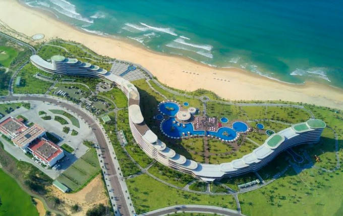 Khách sạn FLC Luxury Hotel Quynhon đã đoạt giải Khách sạn có kiến trúc đẹp nhất Việt Nam do Asia Pacific Property Awards 2017 bình chọn.