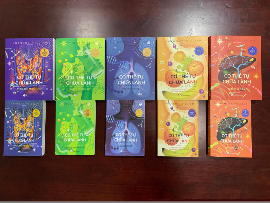 Bộ 5 cuốn sách thật (khổ lớn hơn) và bộ sách in lậu