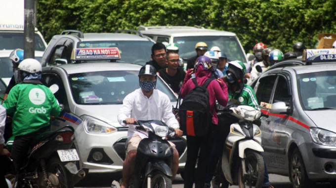 Đường Nguyễn Ho&agrave;ng ngay s&aacute;t bến xe Mỹ Đ&igrave;nh lu&ocirc;n qu&aacute; tải do lượng người c&ugrave;ng phương tiện qu&aacute; đ&ocirc;ng