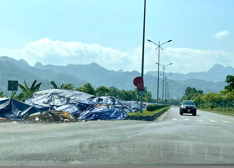 Rác đổ chắn cả một đoạn đường Trương Hán Siêu, phường Tân Hòa, TP Hòa Bình nên các phương tiện đã phải đi sang làn đường khác.