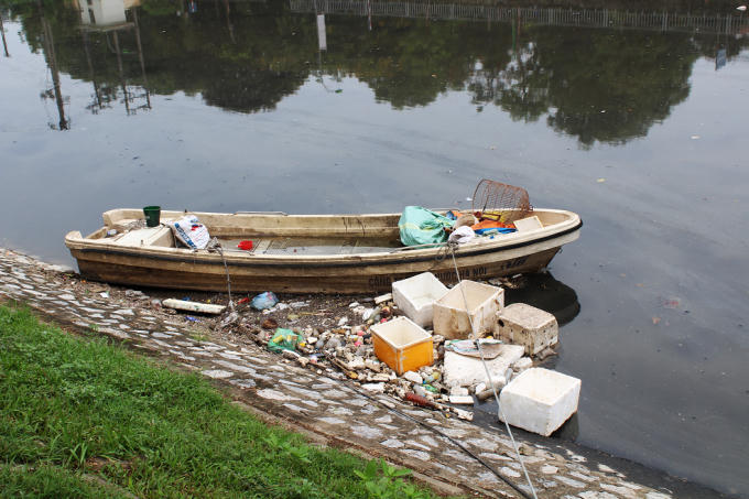 Chiếc thuyền sau khi đi dọn rác trở về.