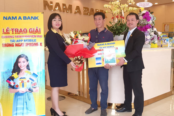 Giải Tuyệt đỉnh - iPad Pro 10.5 (64GB) được ông Nguyễn Quang Thông - Giám đốc Trung tâm Ngân hàng số và bà Trần Kiều Thương - Phó Giám đốc chi nhánh Nam A Bank Lý Thường Kiệt trao cho vị Khách hàng may mắn là anh Nguyễn Phi Hà.