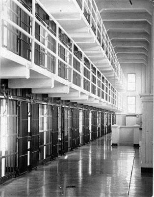 Ba tù nhân vượt ngục giữa đảo hoang bằng… thìa