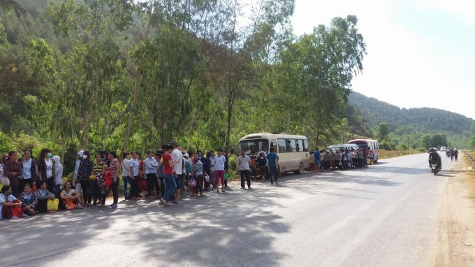 Những chuyến xe đưa đón công nhân phải dừng lại cách nơi làm việc khoảng 3 km.