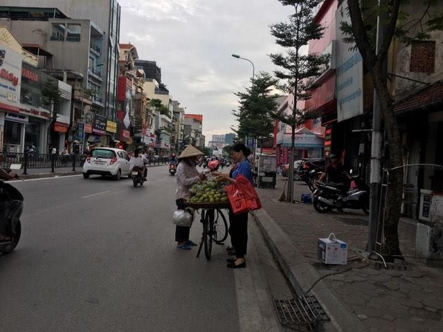 Một người phụ nữ bán trái cây rong trên phố