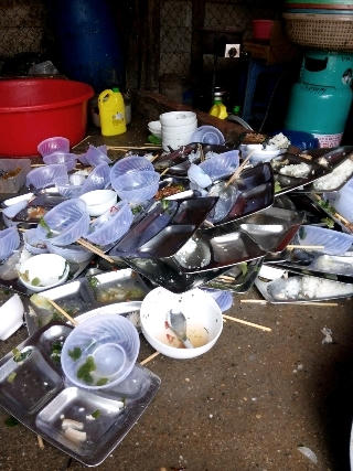 Các khay đồ ăn để ngay cạnh khu nhà vệ sinh bẩn thỉu.