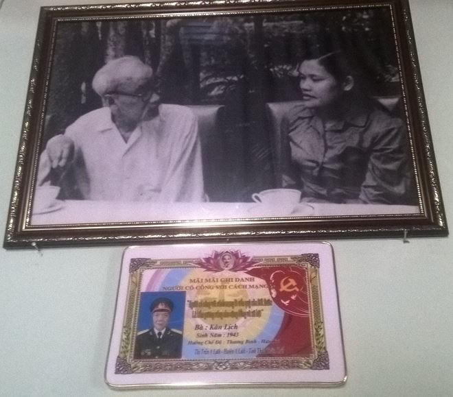 Bà Kan Lịch treo ảnh mình được gặp Bác ở nơi trang trọng nhất ngôi nhà.