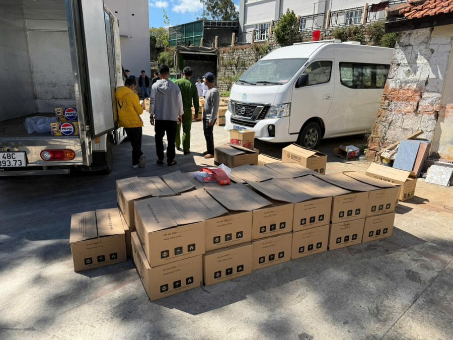 Cơ quan chức năng khám xét Công ty TNHH Sản xuất – Thương mại WORLD COFFEE, tại số 77 Hai Bà Trưng (phường Bắc Gia Nghĩa, tỉnh Lâm Đồng). Ảnh: Phúc Khánh