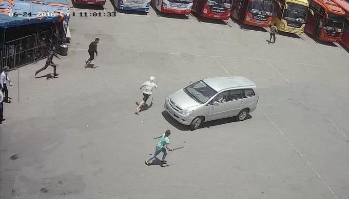 Sau đó Thủy trở lại cùng với một nhóm côn đồ mang theo hung khí tấn công nhân viên bến xe Vinh khiến nhiều người hoảng loạn.
