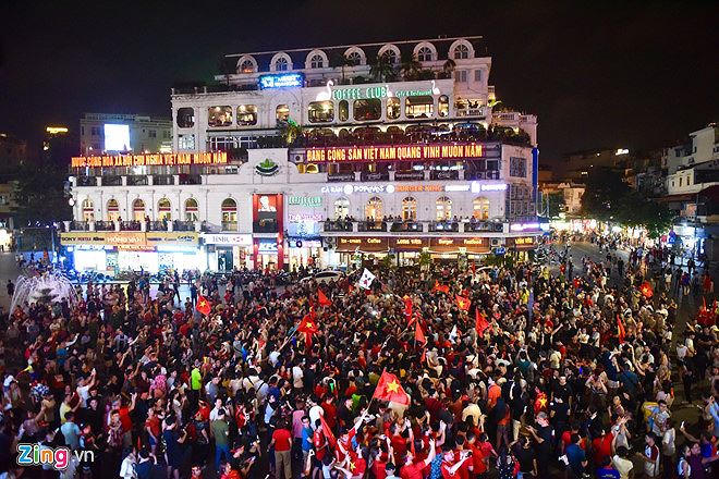 Hàng trăm người đổ xô ăn mừng chiến thắng tại Hàm Cá mập, Hà Nội.