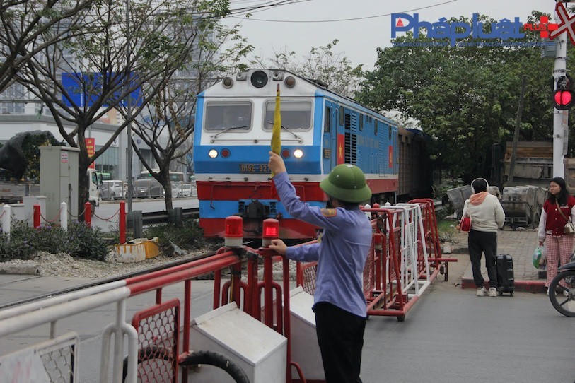 Lực  lượng trực chốt các điểm giao với đường sắt tiến hành ra hiệu lệnh, vận hành hệ thống balie giúp người dân lưu thông qua các khu vực này được an toàn.