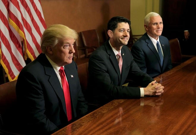 Tổng thống đắc cử Donald Trump cùng Chủ tịch Hạ viện Paul Ryan (giữa) và phó tổng thống đắc cử Mike Pence (phải) tại Điện Capitol hôm 10/11. Ảnh: Reuters.