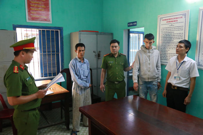 Đối tượng Trần Ngọc Sơn (giữa) bị bắt giữ.