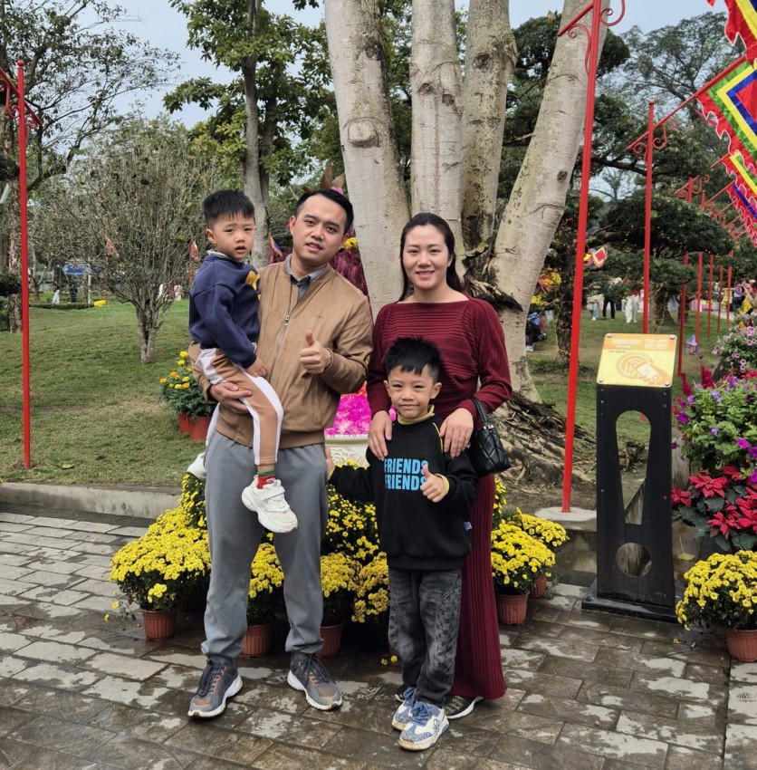 Gia đình chị Linh anh Quyết từ Hà Nội về thắp hương lễ Mẫu mong một năm mới sức khoẻ, bình an, nhiều tài lộc.