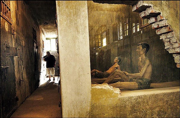 Nhà tù Hỏa Lò giam giữ những chiến sĩ yêu nước, cách mạng Việt Nam. (Ảnh: Phunutoday.vn)