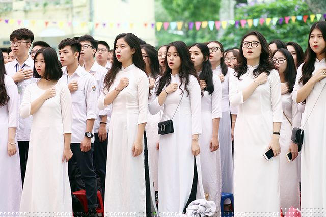 Các học sinh lớp 12 cùng nhau trang nghiêm hát Quốc ca trong lễ chào cờ cuối cùng của thời học sinh.