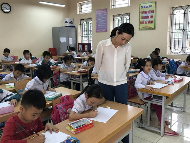 Thứ trưởng Bộ GD&ĐT cho rằng, việc tăng lương giáo viên khi đưa vào luật may ra mới có thể hiện được.