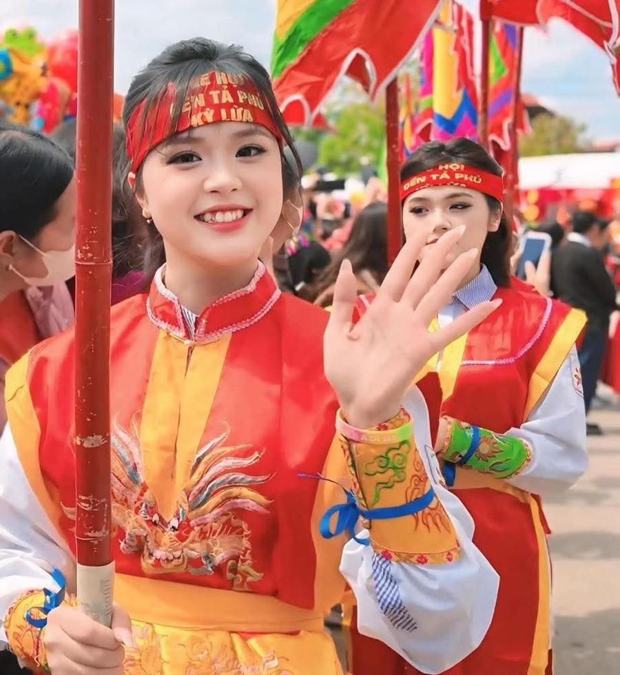 Các thiếu nữ trong trang phục truyền thống tham gia lễ hội đền Kỳ Cùng – đền Tả Phủ tại phường Kỳ Lừa.