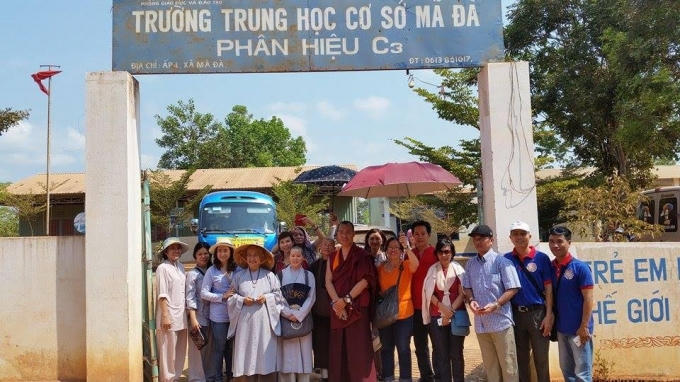 Trao tặng quà cho học sinh nghèo tại địa phương.