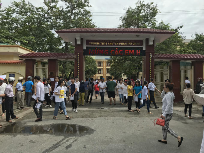 Thí sinh rời khỏi điểm thi sau môn thi đầu tiên tại trường THPT chuyên Phan Bội Châu, TP Vinh, Nghệ An.